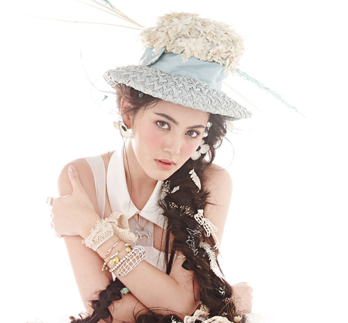 10HugGirl2013_09
